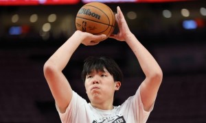外线开张！杨瀚森收获NBA生涯首个三分 此前6中0