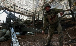 红军城上演“黑鹰坠落”！乌11名特种兵直升机空突红军城，刚下飞机就被团灭