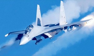 伊朗战机沦为活靶子！中国歼16登顶全球热搜，美以嗅到不寻常信号