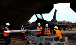 解放军机器狗扛枪冲锋，无人蜂群列阵，美对台态度180度大转弯