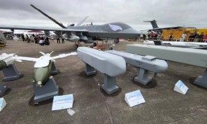 该国买中国坦克，阅兵完就退货，之后想租无人机时，霸气送它4字