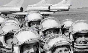 空军师长开70吨轰炸机，从美航母头顶呼啸而过，想再秀一次惨了