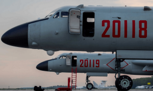 应对域外势力“联合巡航”，轰炸机编队巡航，威慑打击嚣张气焰