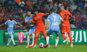 中超-何超乌龙送礼恩里克中点 玉昆2-1逆转河南