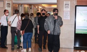 目前许绍雄还未苏醒 一众港星前往医院探望他