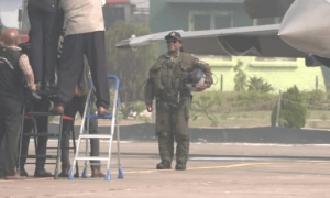 现场画面！印度总统乘坐“阵风”战斗机进行飞行体验