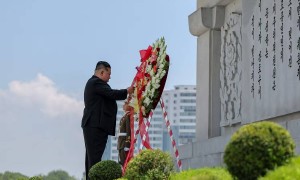 金正恩参谒中朝友谊塔并献花圈