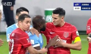 中超｜球迷对阿奇姆彭做出歧视性举动 蓉城被罚款50万元