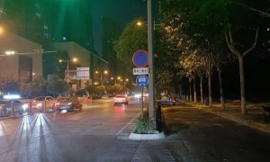 民警违停车辆致摩托车司机追尾死亡：责任认定遭质疑，当地责令重新调查