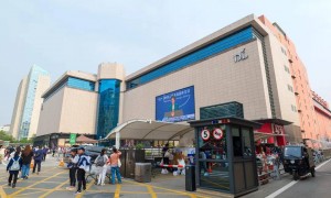 一瓶200元，黄牛涌入胖东来抢酒