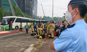 香港大埔火灾现场直击：明火逐渐被扑灭，消防员即将开始上楼搜救