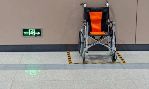 “郑智化吐槽深圳机场事件”背后：国内机场和航司普遍配备轮椅服务，但需预约